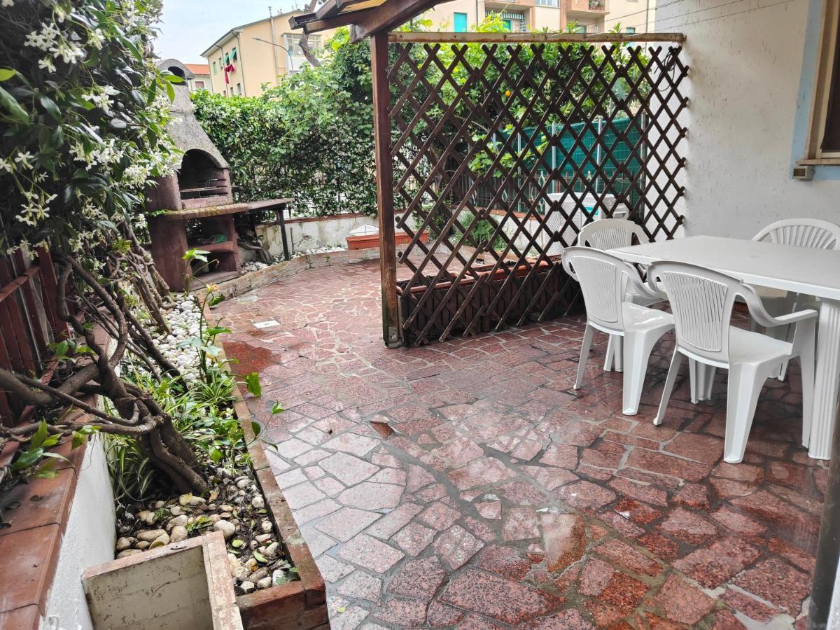 شقة L'Appoggio Perfetto فياريجيو المظهر الخارجي الصورة